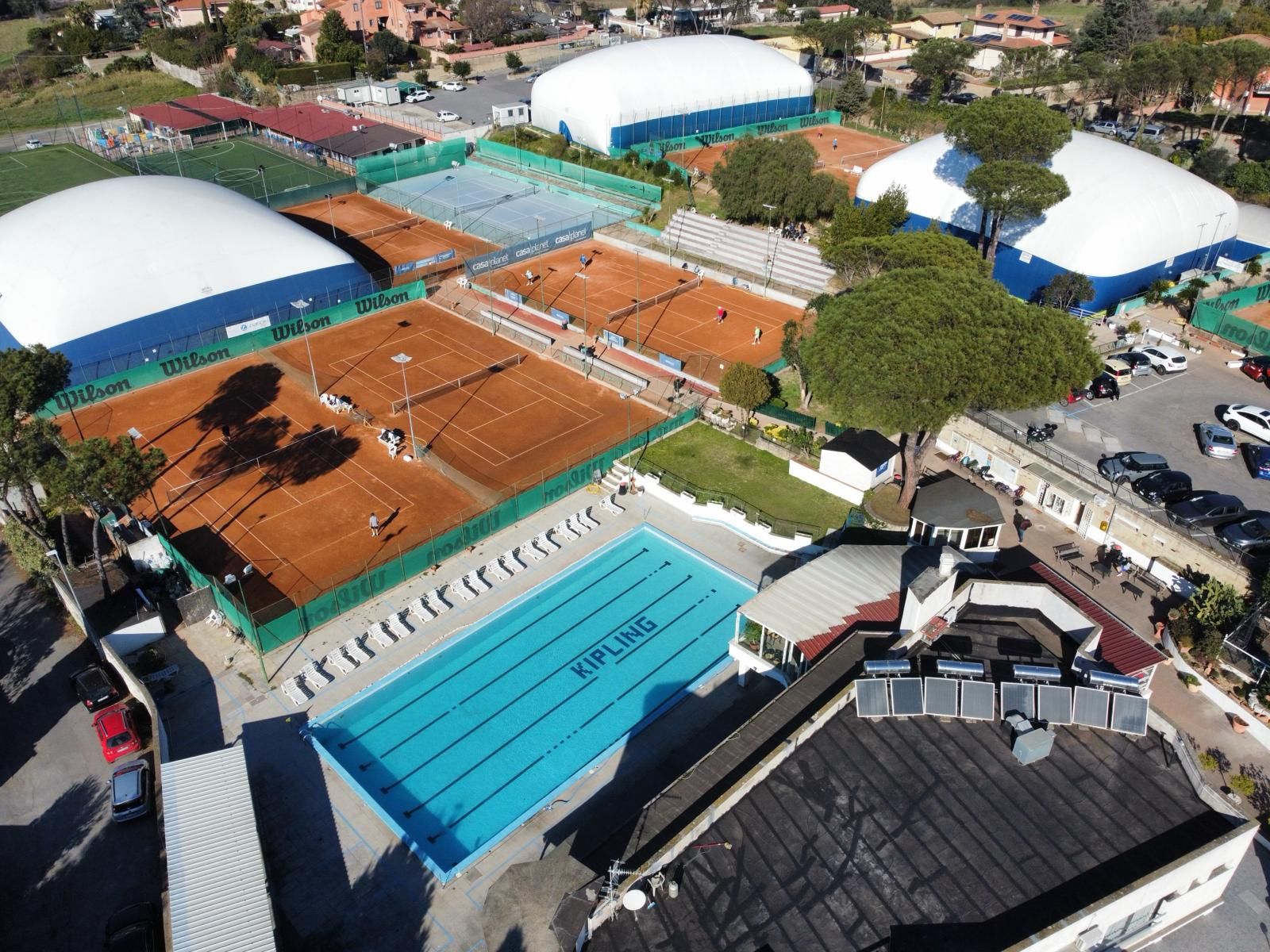 Vista aerea del circolo: campi in terra battuta, palloni pressostatici e piscina
